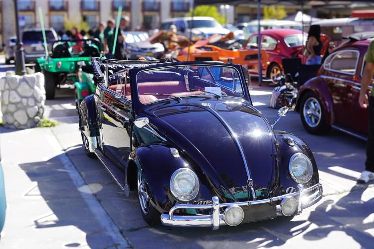 Un Volkswagen clásico aparcado junto a otros coches antiguos durante el «Big Bair Takeover».