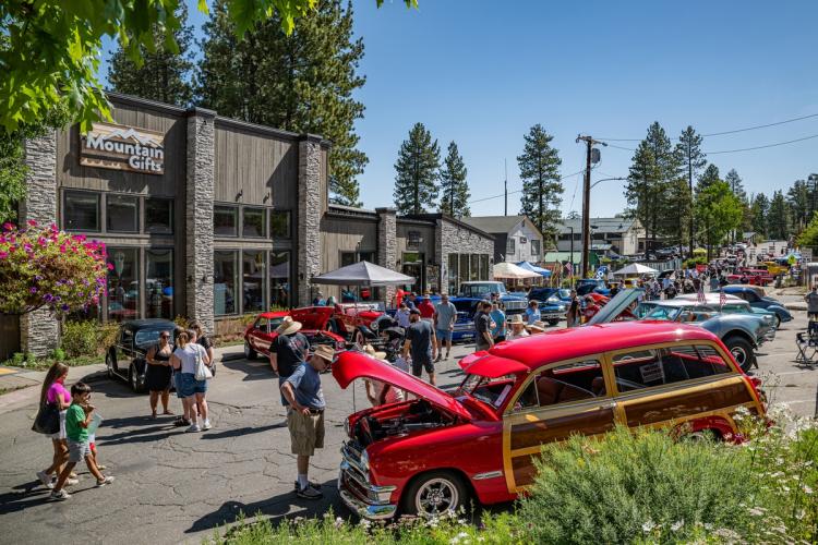 Una foto tomada durante la carrera Big Bear Fun Run: hay coches antiguos y gente por las calles de Big Bear Lake Village.
