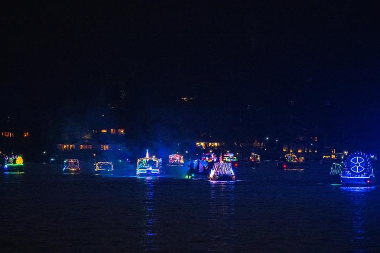 Una serie de embarcaciones iluminadas que se pueden ver en las aguas del lago durante el desfile náutico del Día del Trabajo en el lago Big Bear.