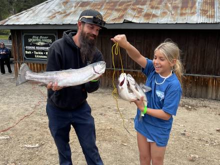 Un padre y su hija sostienen la trucha que pescaron durante el Torneo de Truchas Fishin' For $50K 2023 en Big Bear Lake.