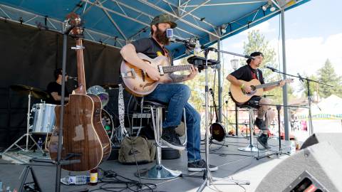 Los artistas tocan música en el Big Bear Lake Grill and Chill