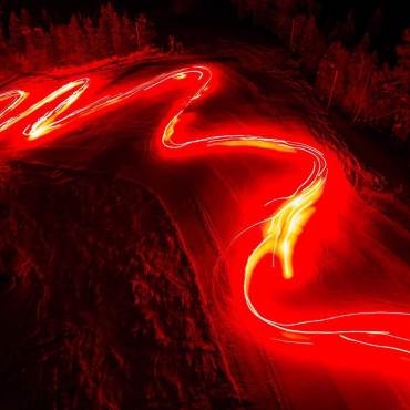 Un chorro de antorchas encendidas ilumina una pista de esquí durante un desfile de Año Nuevo en Big Bear, California. Toma de larga exposición.