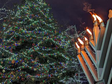 La Gran Menorah de Big Bear brilla con luz propia junto al Árbol de Navidad de The Village en Big Bear Lake estas fiestas.