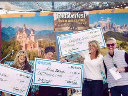 Tres ganadores del concurso de espantapájaros de Big Bear con sus cheques firmados por Visit Big Bear.