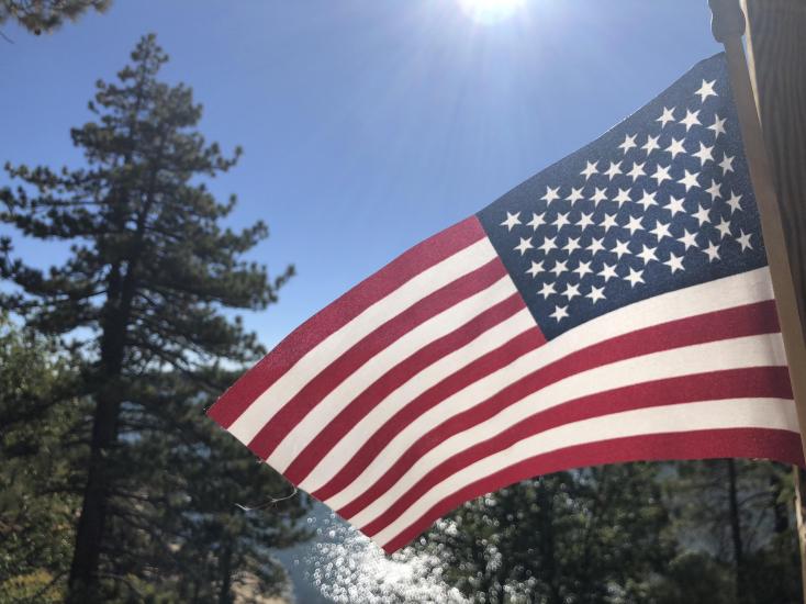 La bandera estadounidense ondea en la brisa de Big Bear