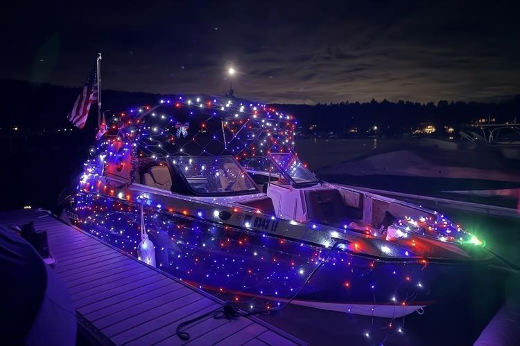 Exposición de la embarcación que quedó en segundo lugar durante el Desfile de las Luces de 2026: la embarcación está cubierta de guirnaldas de luces que forman un patrón similar a una red.