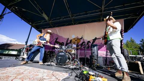 Foto tomada desde arriba del escenario de música en vivo del LakeFest, los dos hombres en el escenario sostienen guitarras.