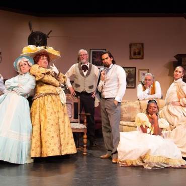 Un elenco de personajes viste trajes de estilo victoriano durante su actuación en Big Bear Lake.
