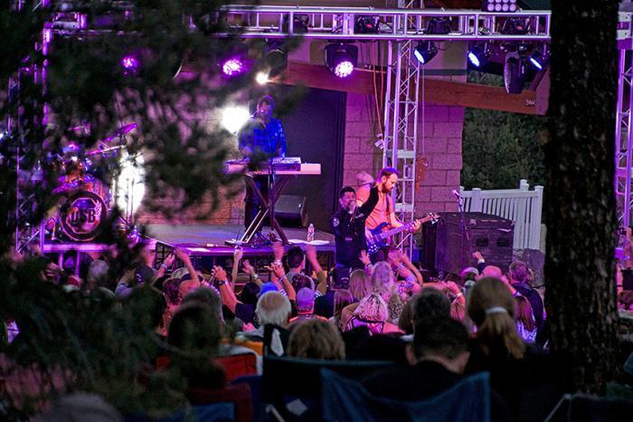 La banda DSB toca en el evento Music in the Mountains en Big Bear Lake.