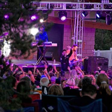 La banda DSB toca en el evento Music in the Mountains en Big Bear Lake.