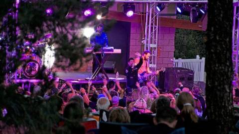 La banda DSB toca en el evento Music in the Mountains en Big Bear Lake.