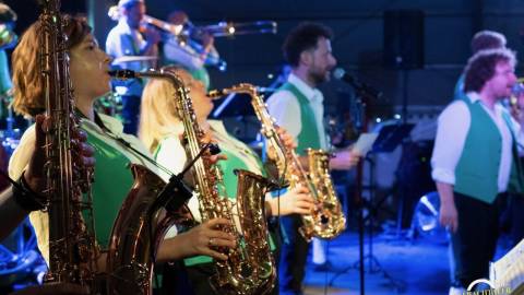 Una fila de músicos toca el saxofón en una actuación de banda durante el Big Bear Oktoberfest 2024.
