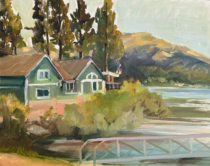 Ganadora del 2º premio del concurso de arte Plein Air 2024, su obra muestra una gran casa verde con vistas a la orilla del lago.
