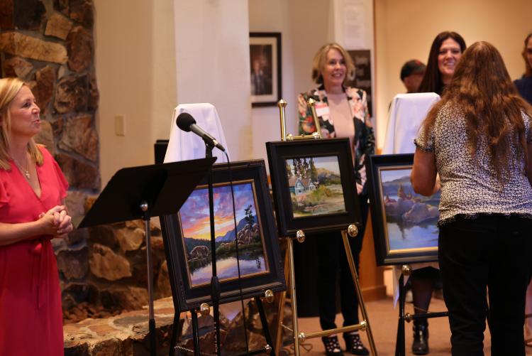 Una foto de la ceremonia de entrega de premios del anterior concurso artístico Plein Air, con los cuadros de los ganadores expuestos.