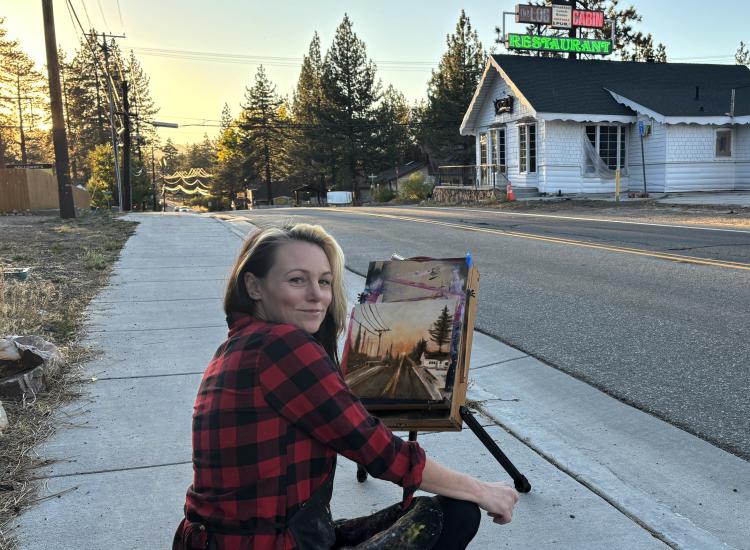 Su cuadro, que se presentó al concurso Plein Air, representa la Log Cabin del Boulevard durante una puesta de sol.