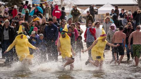 Un equipo disfrazado de plátano se lanza al agua en la zambullida polar de Big Bear.