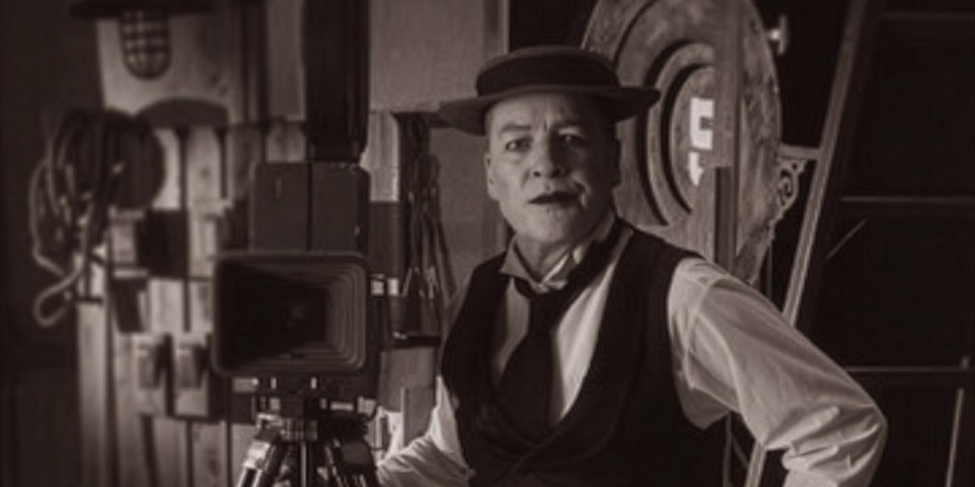 Una fotografía en tonos sepia de un actor para la representación de «Stoneface» en el Big Bear Theatre Project.