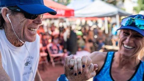 Un hombre y una mujer se cogen de la mano y sonríen en la Big Bear Lake Kodiak 100