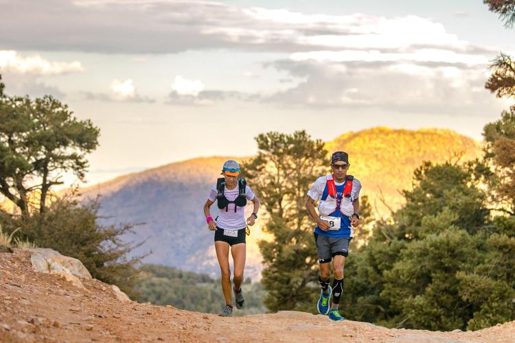 Dos corredores trotan por un sendero durante la carrera Kodiak 100 en Big Bear Lake.