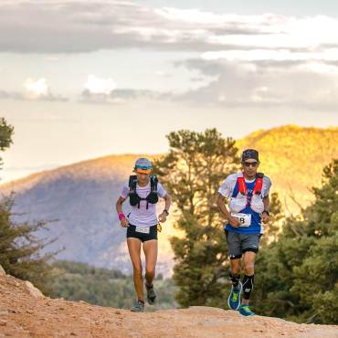 Dos corredores trotan por un sendero durante la carrera Kodiak 100 en Big Bear Lake.