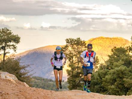 Dos corredores trotan por un sendero durante la carrera Kodiak 100 en Big Bear Lake.