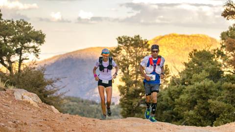 Dos corredores trotan por un sendero durante la carrera Kodiak 100 en Big Bear Lake.