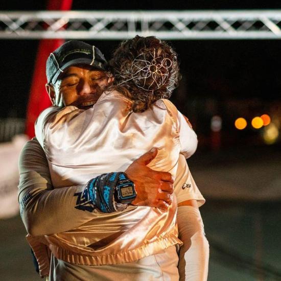 Dos competidores se abrazan durante el Ultra Maratón Kodiak en Big Bear