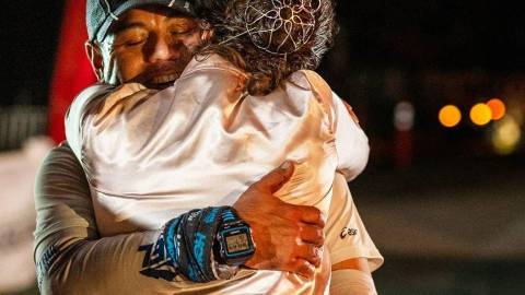Dos competidores se abrazan durante el Ultra Maratón Kodiak en Big Bear