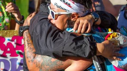 dos personas se abrazan en la línea de meta de la Kodiak 100 en Big Bear