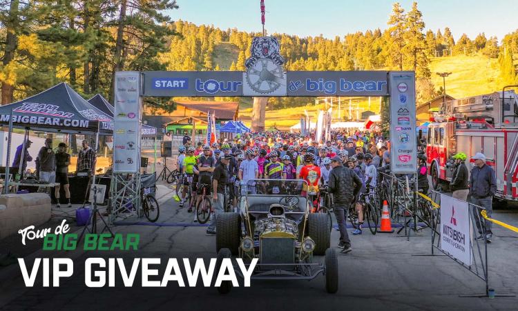 En la línea de salida del Tour De Big Bear, los ciclistas se alinean en la distancia a la espera de que comience la carrera.