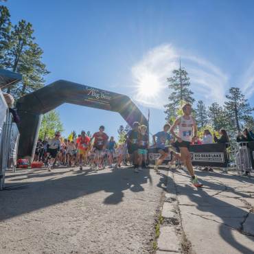 Memorial 5k finalizando con los corredores cruzando la línea de meta