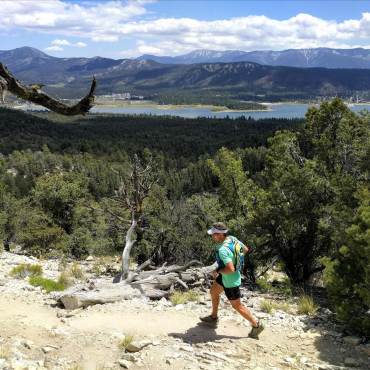 Un corredor recorre un sendero durante la carrera Big Bear Lake Holcomb Valley Trail Run.