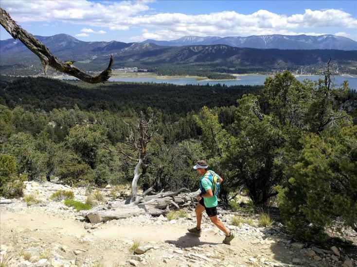 Un corredor recorre un sendero durante la carrera Big Bear Lake Holcomb Valley Trail Run.