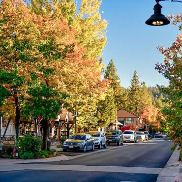 El pueblo de Big Bear Lake en otoño: las hojas teñidas de los colores del otoño que se ven en los árboles a ambos lados de la calle principal del pueblo.
