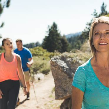 Una familia camina por un sendero en Big Bear Lake, California.