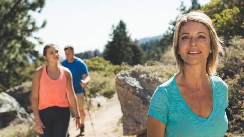 Una familia camina por un sendero en Big Bear Lake, California.