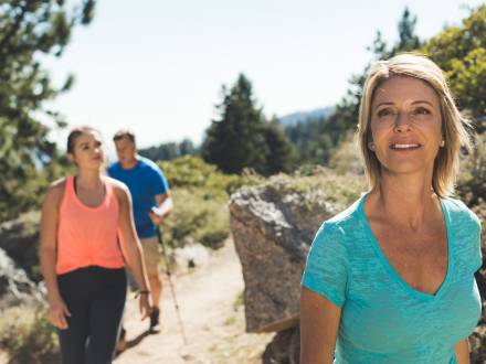 Una familia camina por un sendero en Big Bear Lake, California.