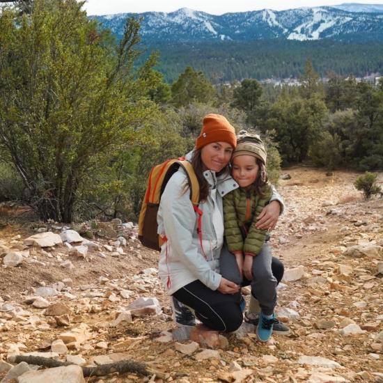 Una madre y su hijo posan para una foto durante una excursión en Big Bear Lake.