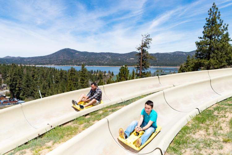 Padre e hijo en el Alpine Slide de Big Bear