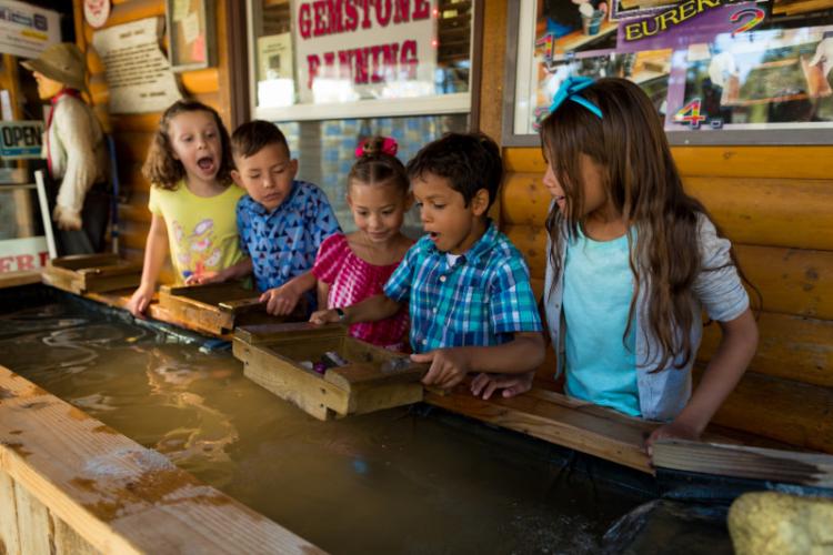 Los niños buscan oro en la Gold Rush Mining Co. Big Bear CA