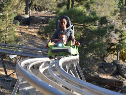 Un padre monta en la Mineshaft Coaster con su hija en Big Bear, California.
