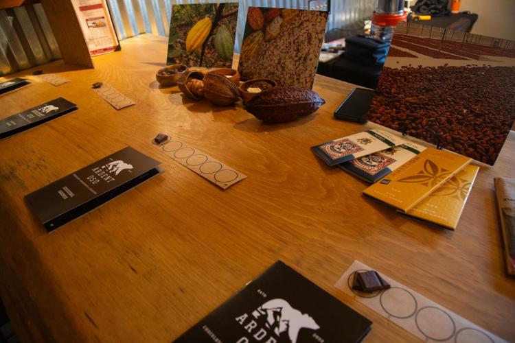 Una foto tomada en Barrel 33 durante la «Ardent Oso Chocolate Experience». En la mesa hay vainas de cacao.
