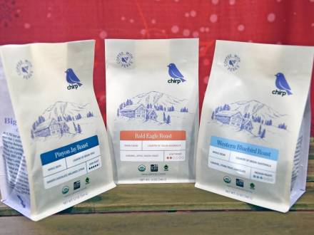Una foto de tres tipos de cafés de Big Bear Chirp, con sabores como chocolate, melaza, manzana y caramelo.