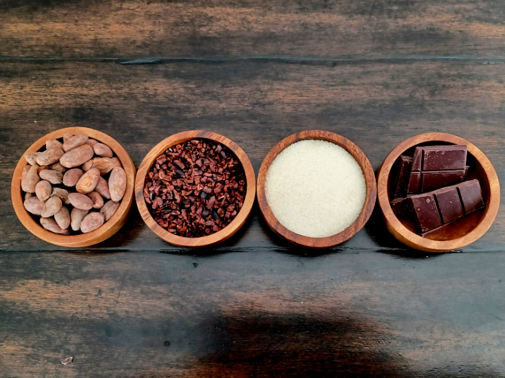 Una foto de los ingredientes utilizados para hacer chocolate con la Experiencia chocolatera de Ardent Oso.
