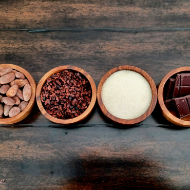 Una foto de los ingredientes utilizados para hacer chocolate con la Experiencia chocolatera de Ardent Oso.
