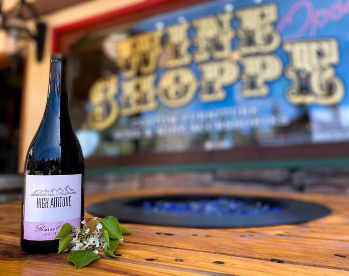 Pruebe el vino local High Altitude de Big Bear en Barrel 33.