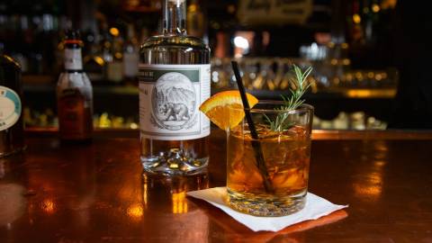 Una foto del cóctel Negroni de Captain's Anchorage: su «snowgroni» aparece junto a la botella de ginebra utilizada en la bebida.