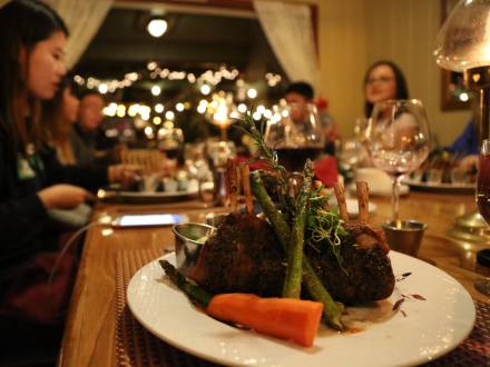 Un filete en un plato con zanahoria y espárragos en un restaurante de Big Bear Lake, California.