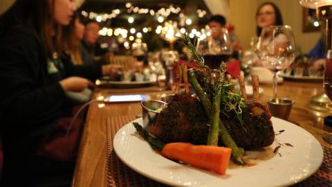 Un filete en un plato con zanahoria y espárragos en un restaurante de Big Bear Lake, California.