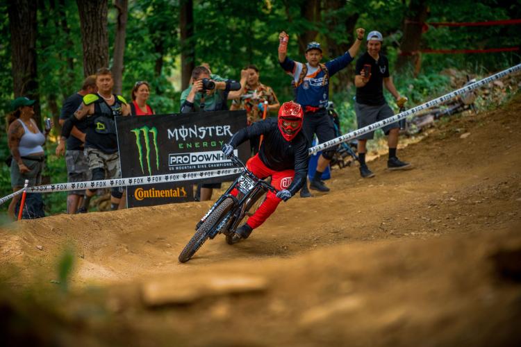 Una fotografía de un ciclista durante la prueba «Monster Energy Pro Downhill» celebrada en Snow Summit, en Big Bear Lake, California.